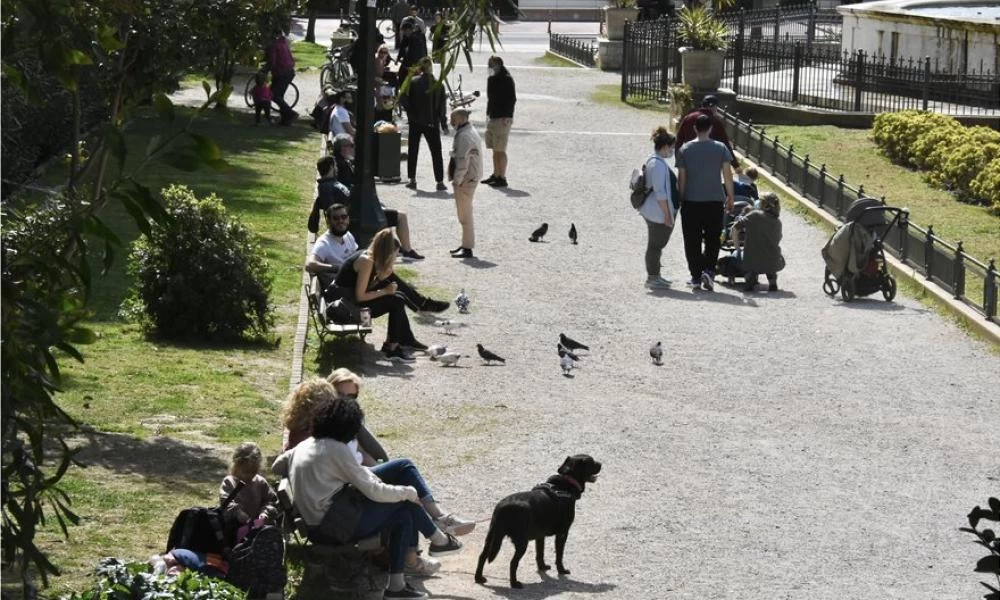 "Ξεχύθηκαν" σε παραλίες και πάρκα οι Αθηναίοι